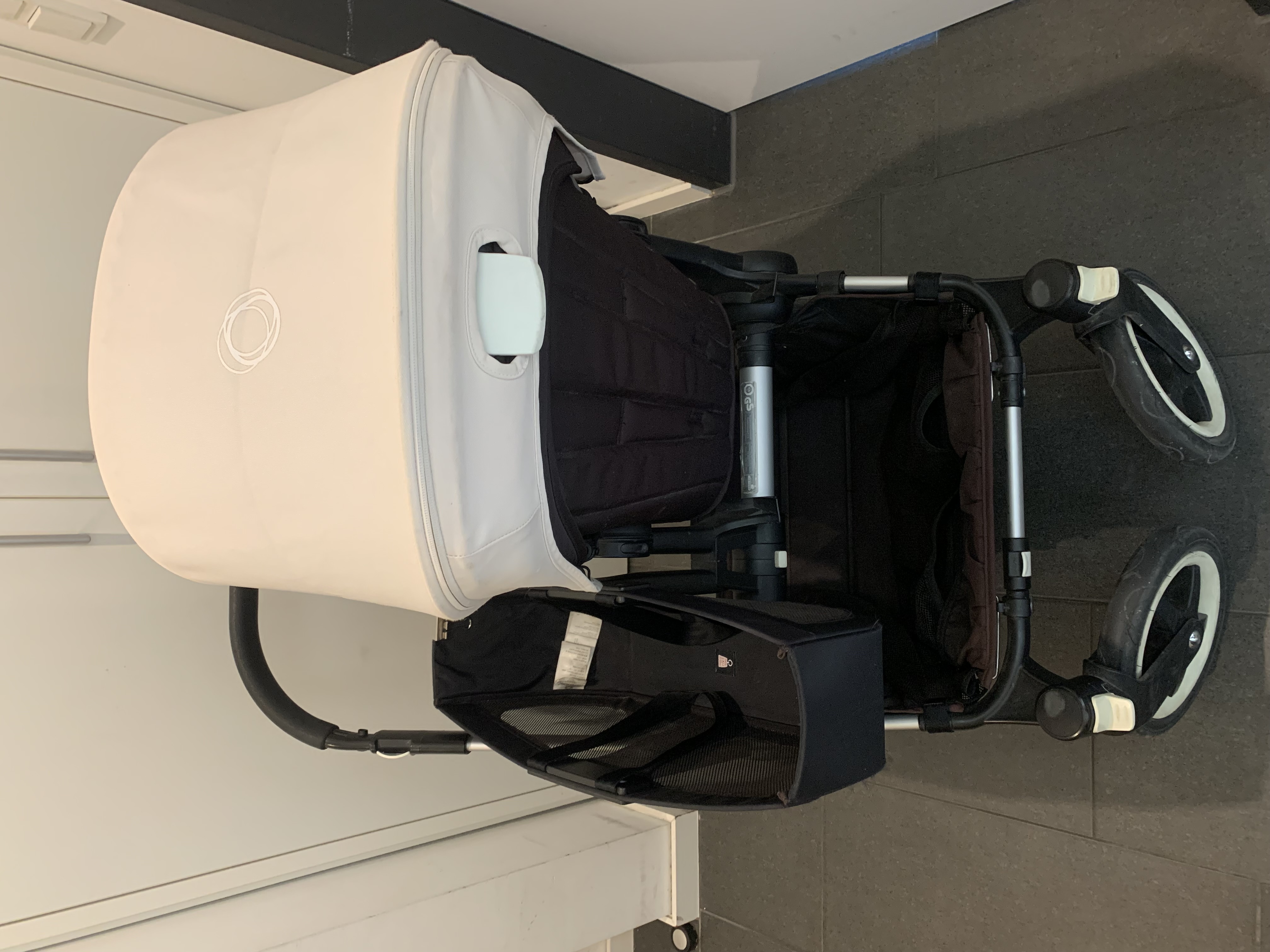 Bugaboo Donkey Duo vue de haut, avec capote de nacelle, panier, roues avant et encombrement du châssis.