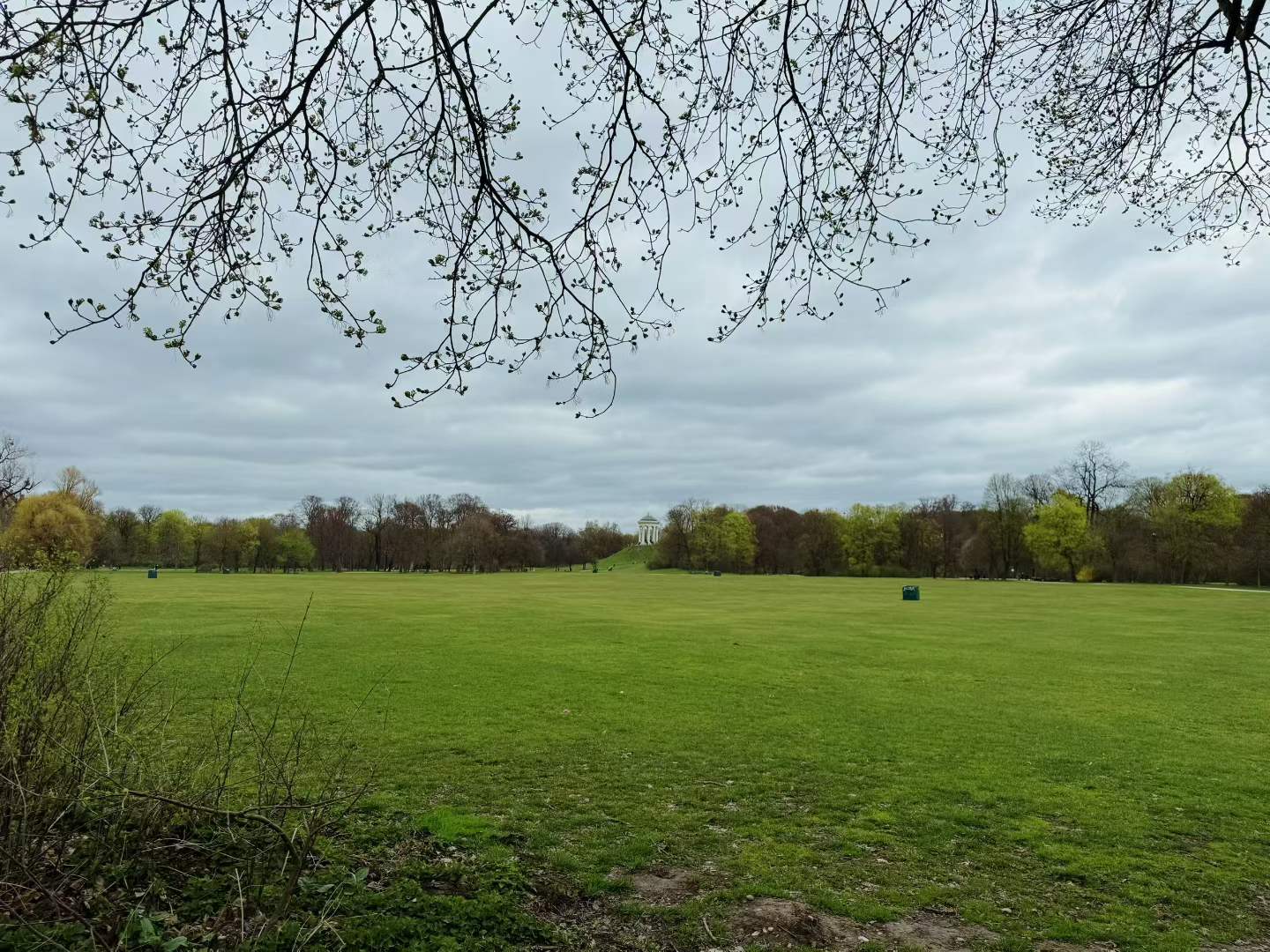 The broad lawn sections of the English Garden, which made it possible to shorten or extend the day without stress.