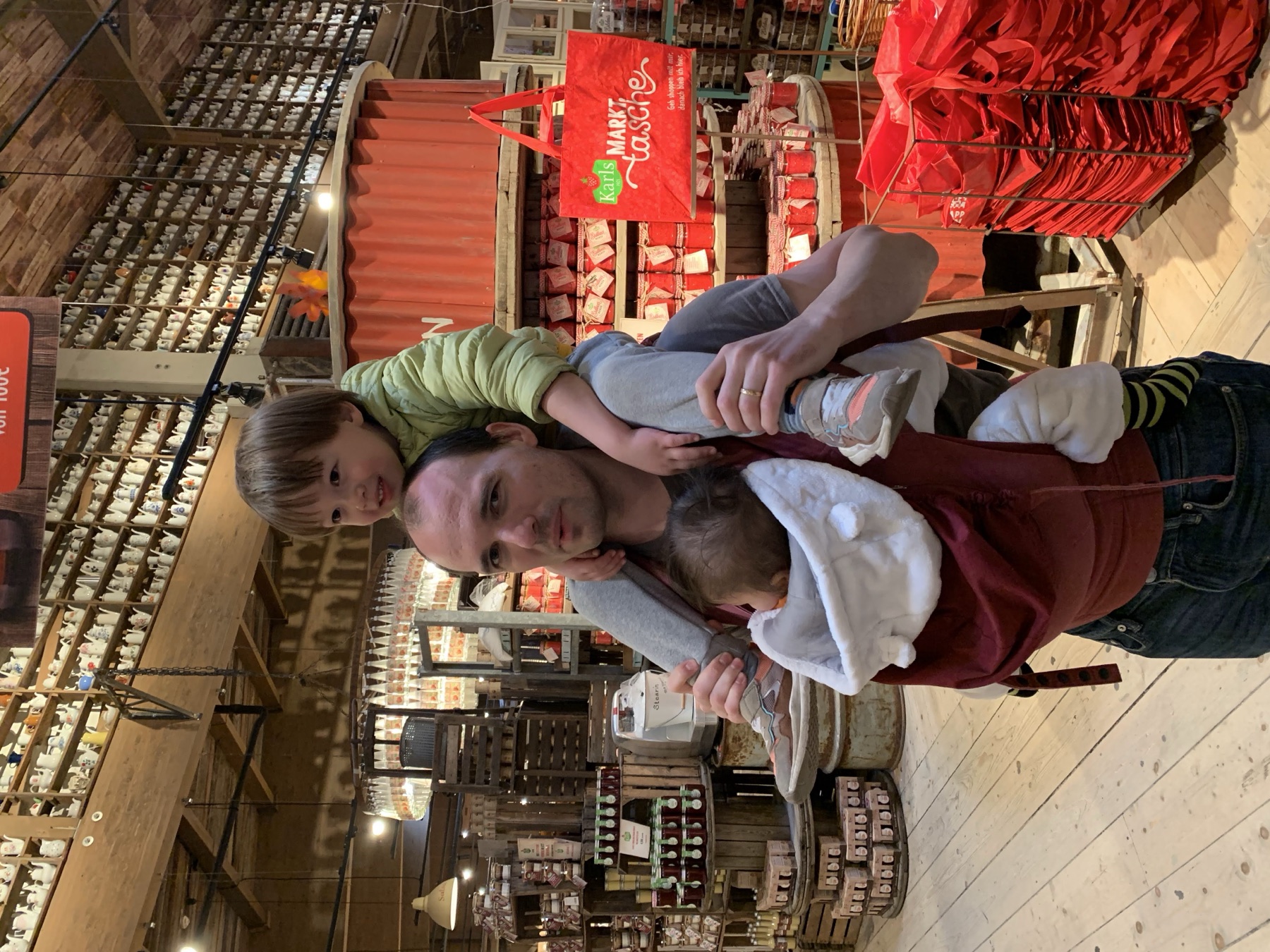 Porto mia figlia davanti nel marsupio bordeaux mentre mio figlio siede sulle mie spalle durante un’uscita al Karls Erlebnis-Dorf - Elstal vicino a Berlino.