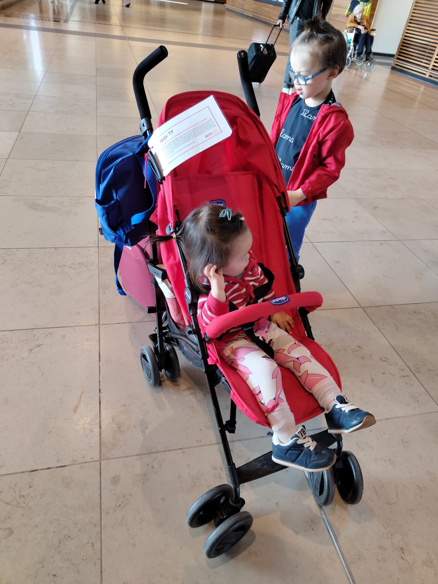 Som tur var lyckades vi låna en barnvagn på Berlins flygplats från informationsdisken efter säkerhetskontrollen (air-side). En Chicco London Up Buggy, som var väldigt fin.