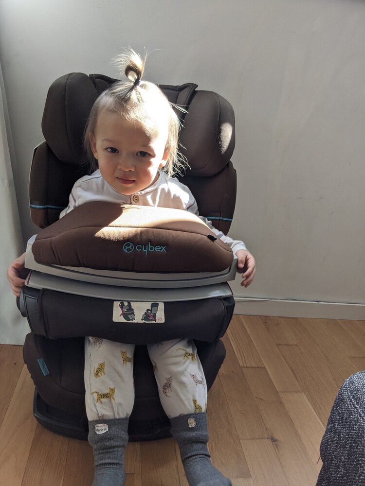 借りたCybex Pallas系のインパクトシールド付き幼児用チャイルドシートに座る子ども。乳児用シートよりかなり大きい構成。