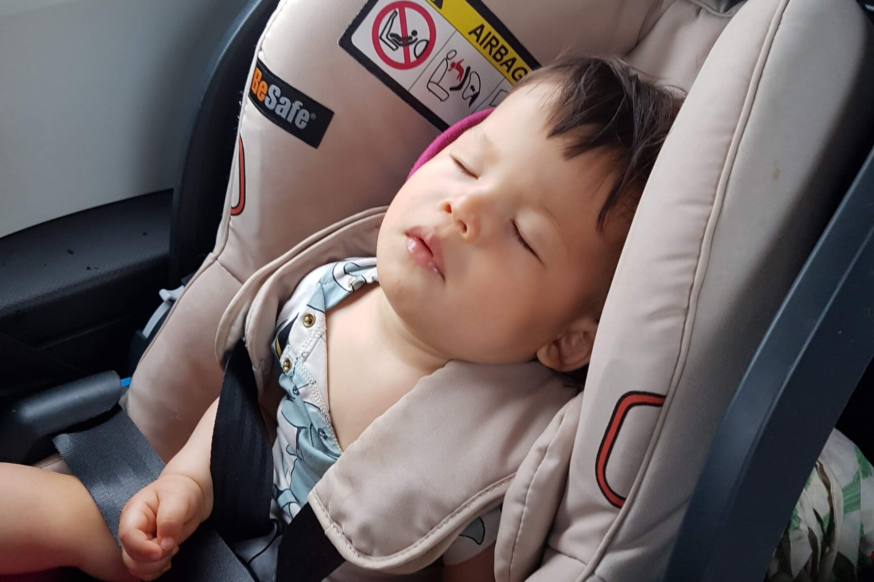家族の車移動中、古いBeSafeの乳児用チャイルドシートで眠っている娘。