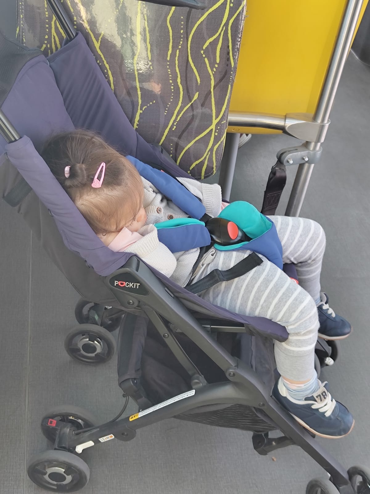 Vår snart tvååriga dotter i en GB Pockit-vagn som vi lånade av en vän i Shanghai.