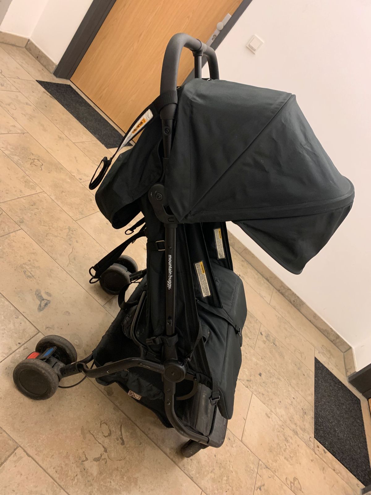 Mountain Buggy Nano Duo de côté avec une capote déployée.