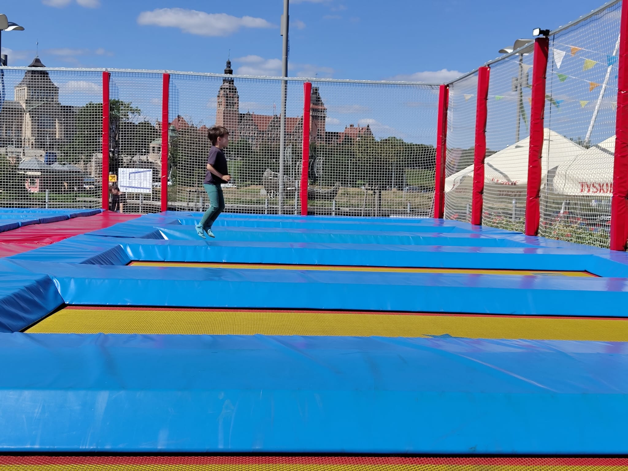 En bild som visar vår son hoppa på en studsmatta i Holiday Park.