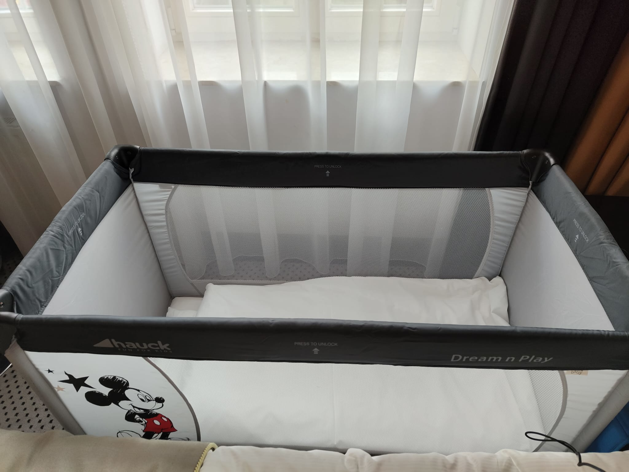 Hotel Dana gav oss också en säng till vår dotter. Enligt vår erfarenhet säger många hotell att de inte erbjuder babysängar online, men när du ber om en vid incheckningen, eller direkt kontaktar hotellet, kan du ofta få en ändå.