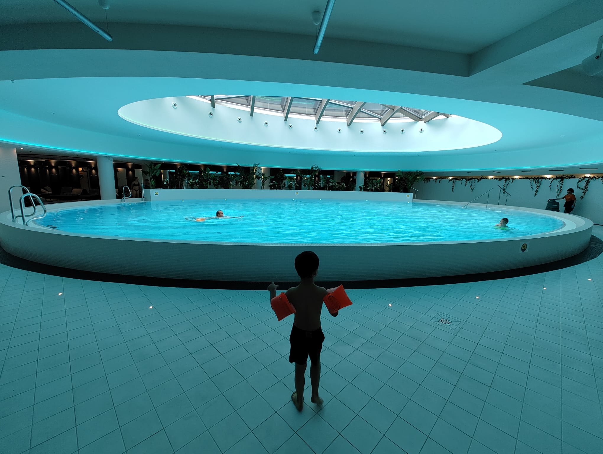 Vi hade väldigt roligt i Hotel Danas pool. De har också en torr och en våt bastu, samt jacuzzi och en mindre barnpool.