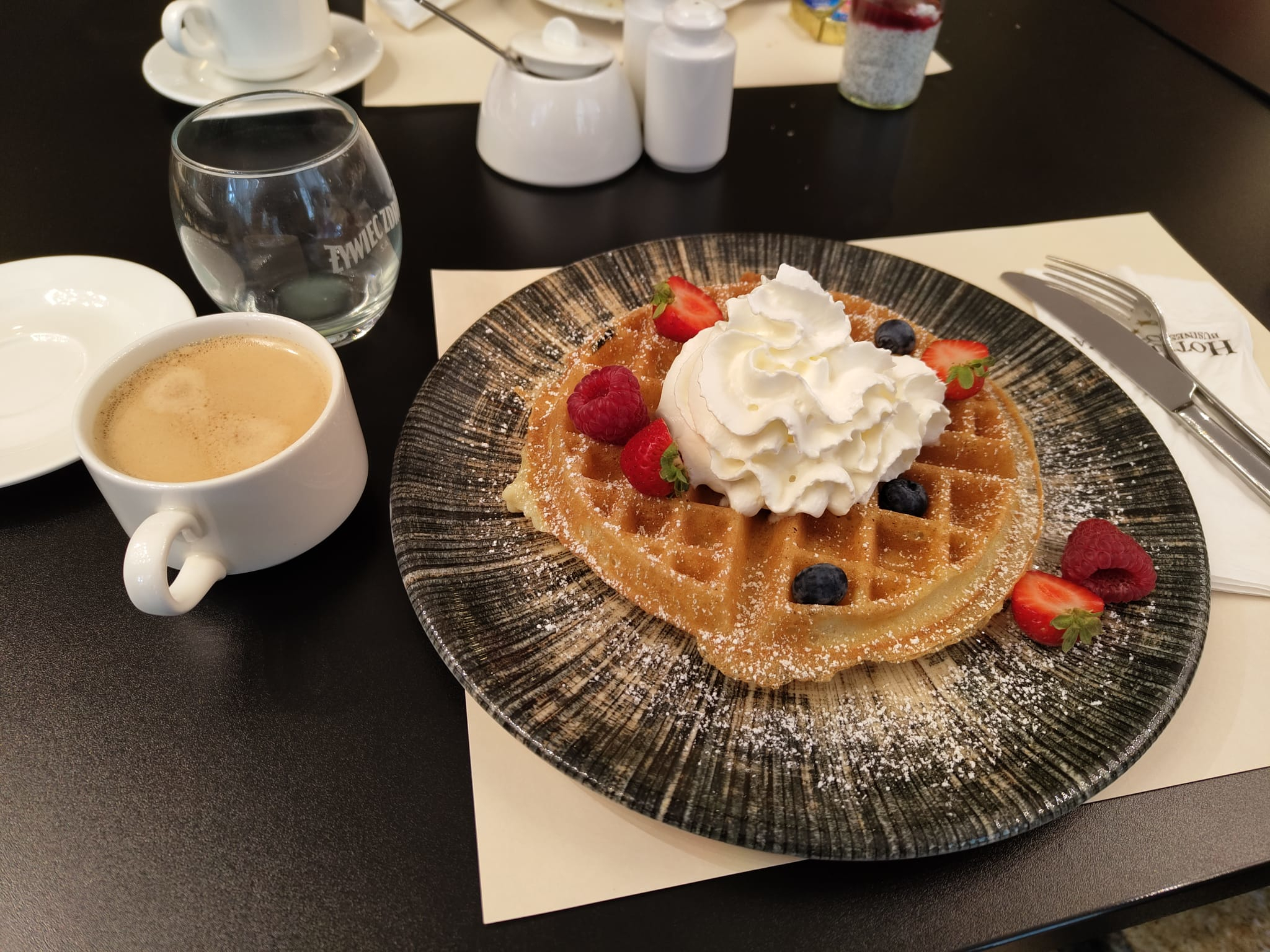 Frukosten på Hotel Dana var fantastisk. Vissa saker kan man beställa direkt från köket, till exempel jättegoda våfflor.
