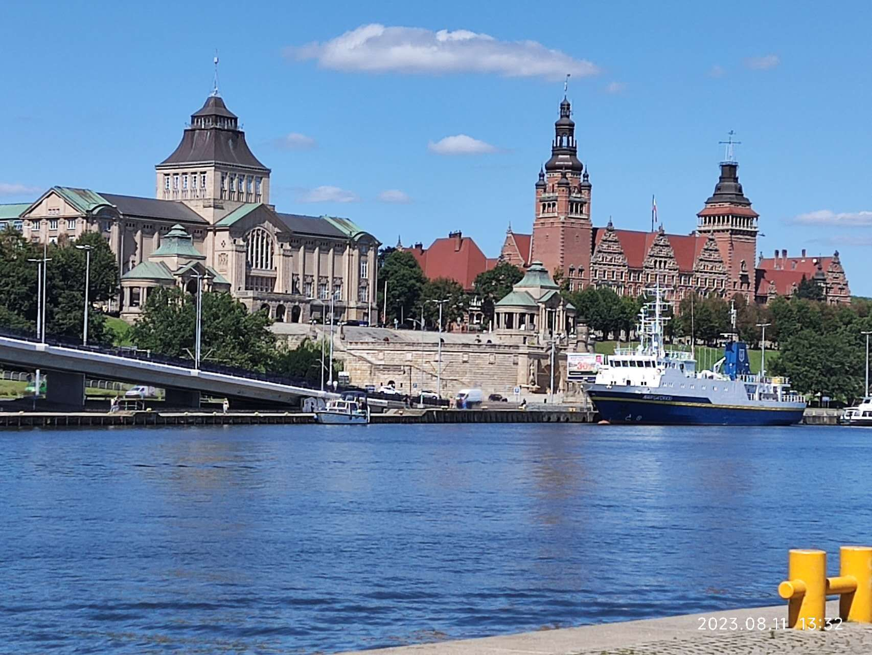 En bild på Szczecin från floden Oder.