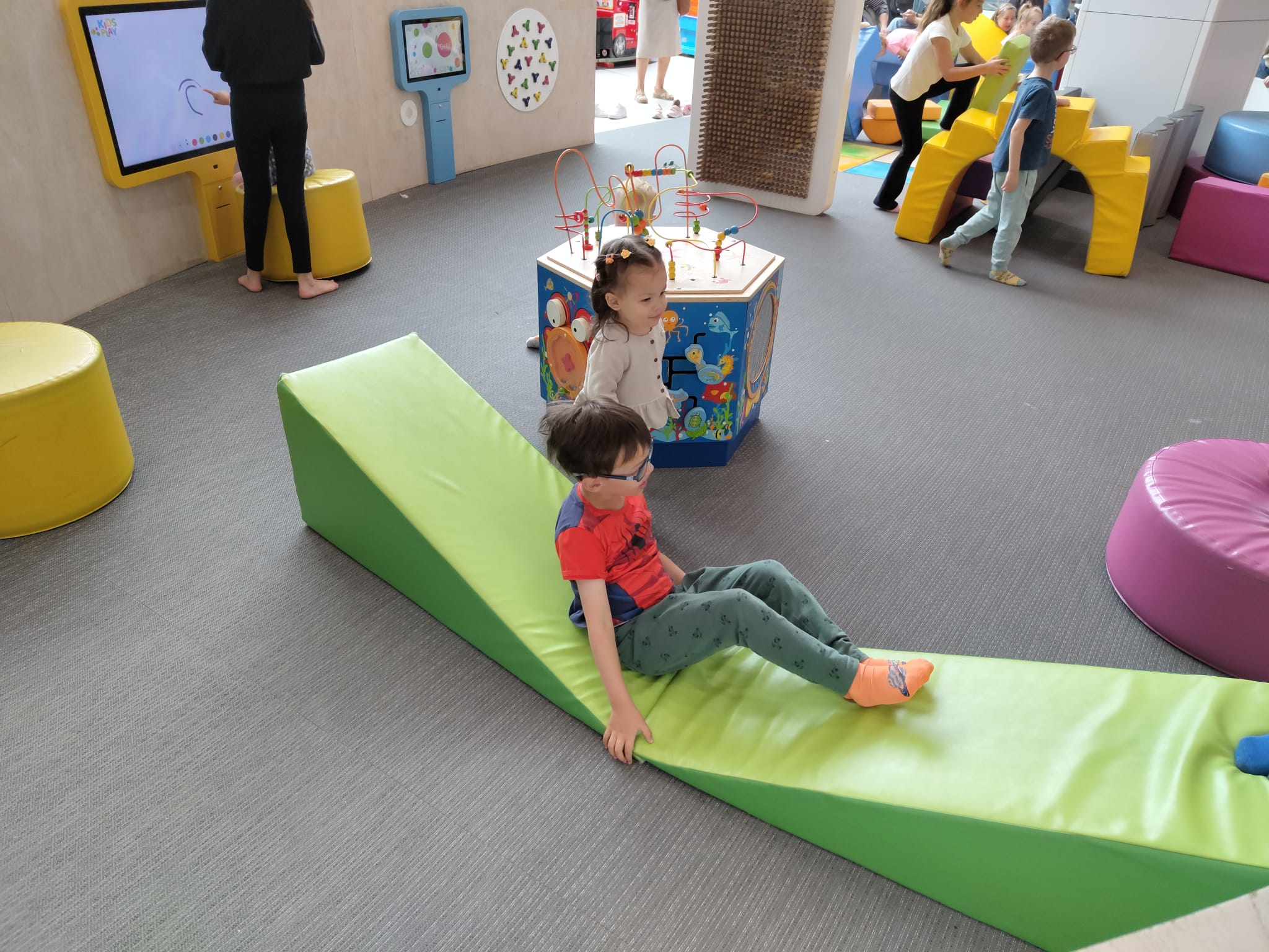 En liten fri/öppen lekplats bredvid foodcourten på översta våningen i Galaxy Centrum.
