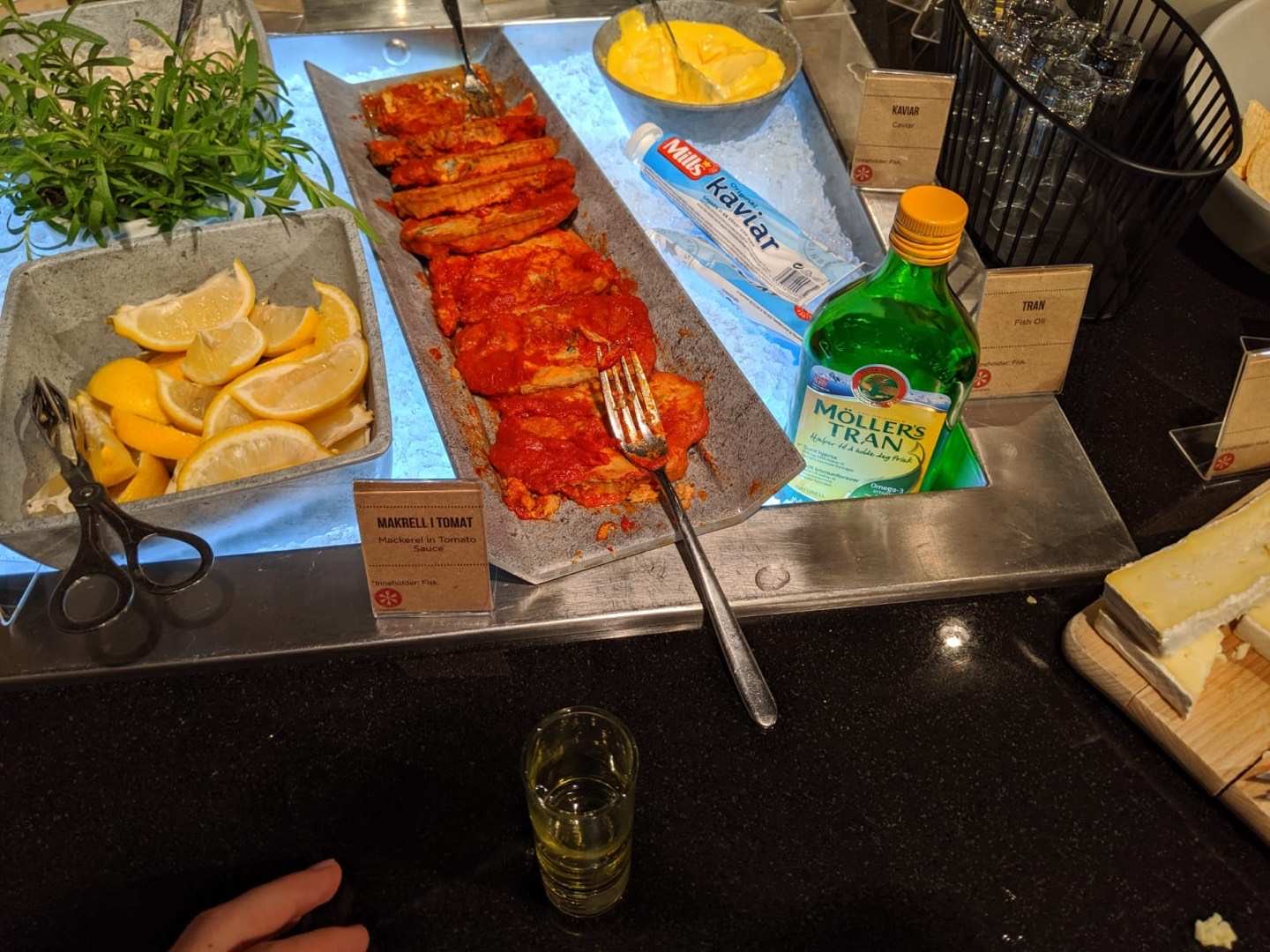 Das Tromso-Hotelfrühstück, bei dem mir Moller-Lebertran neben den anderen norwegischen Frühstückszutaten auffiel.