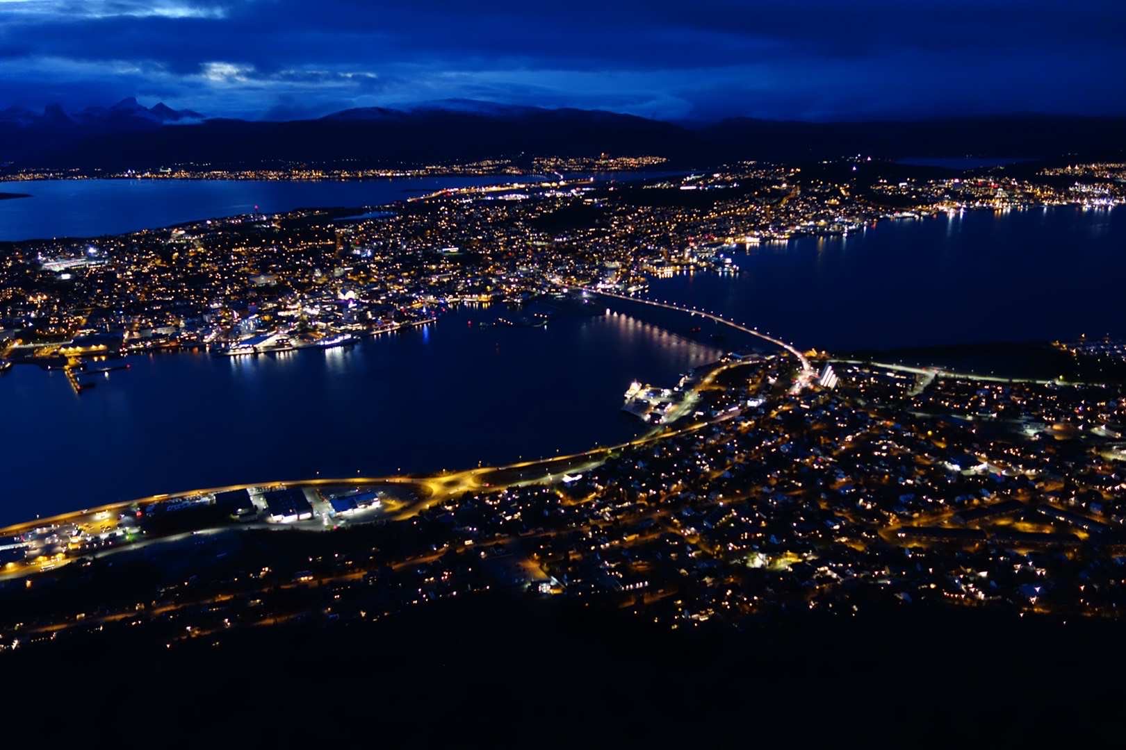 Der Blick zur blauen Stunde über Tromso, den wir vom Storsteinen aus gesehen haben.