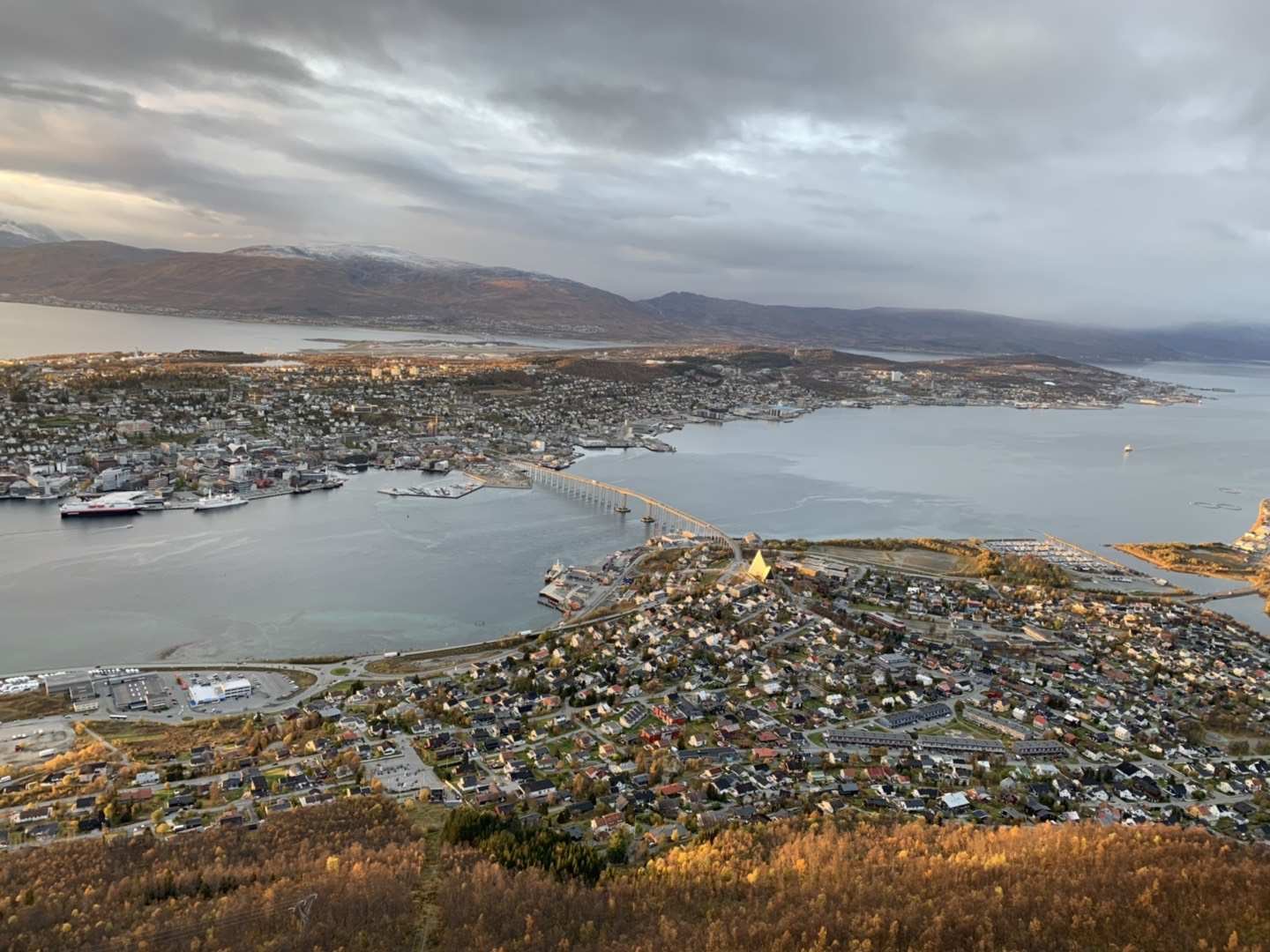 Der kalte blaue Blick über Hafen, Marinas, Häuser am Hang und verschneite Berge, der mir von diesem Spaziergang geblieben ist.