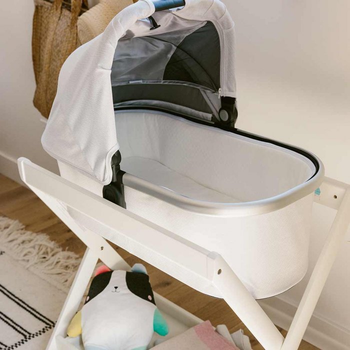 An UPPAbaby Bassinet Stand. With this you can safely let your baby sleep overnight in your Vista V2 Bassinet. Up to 20 lbs (9 kg) and 25” (63 cm).