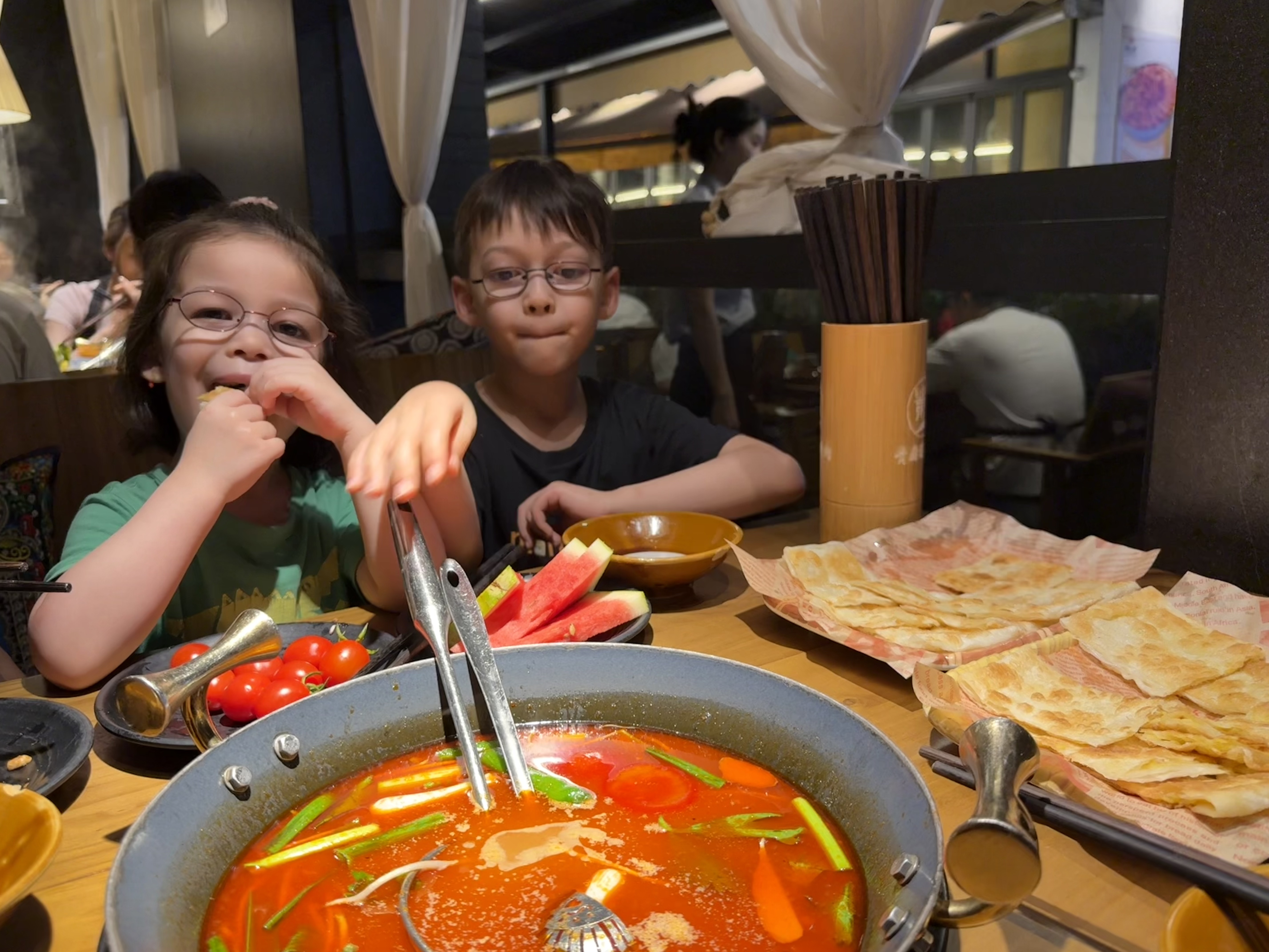 貴陽への列車移動を終え、酸湯火鍋を食べる子どもたち。