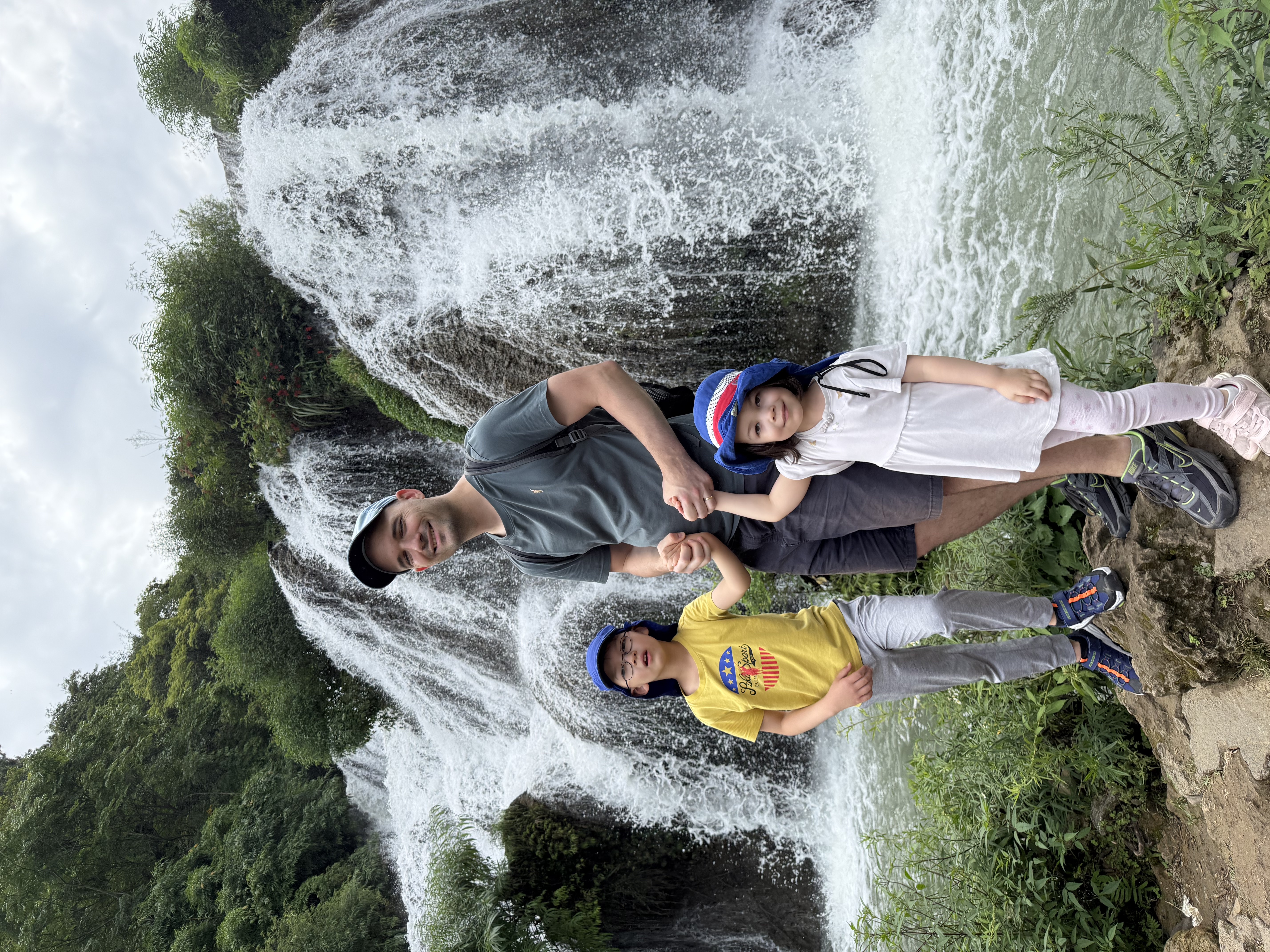 Mes enfants et moi devant une cascade à Tianhetan.
