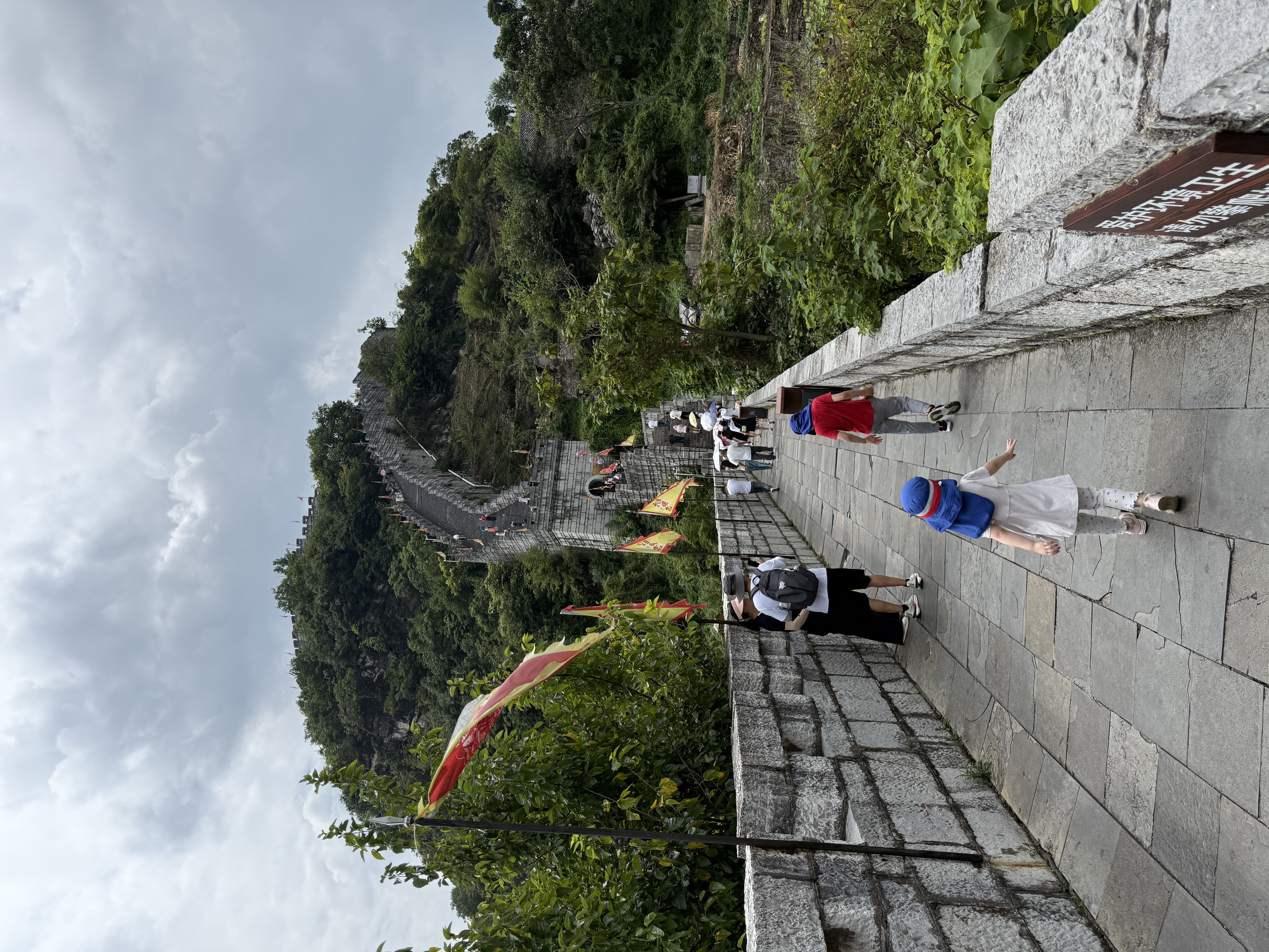 Nos enfants nous précèdent sur une portion des remparts en pierre de Qingyan.