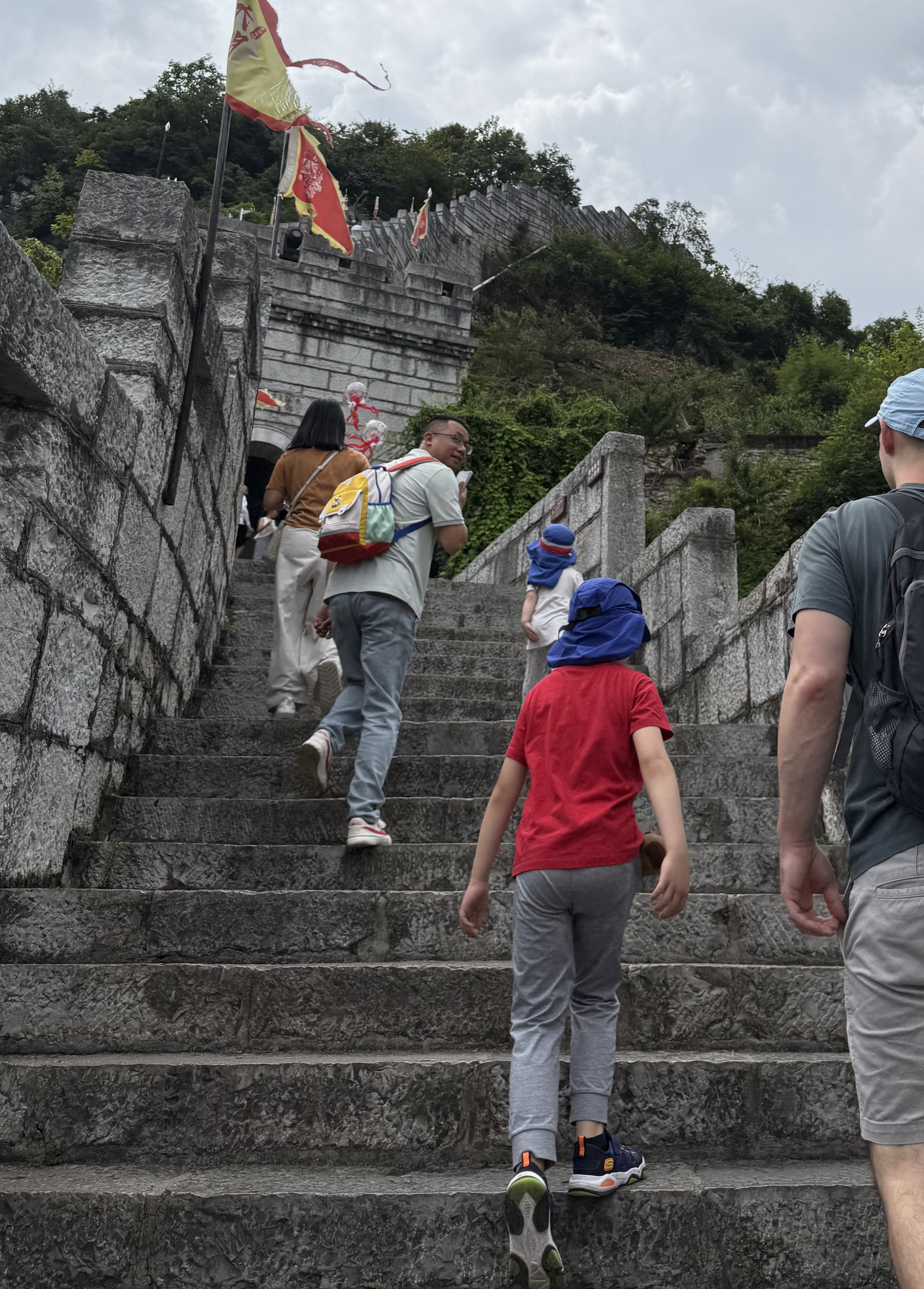 Nos enfants montent un escalier en pierre sur les remparts de Qingyan.