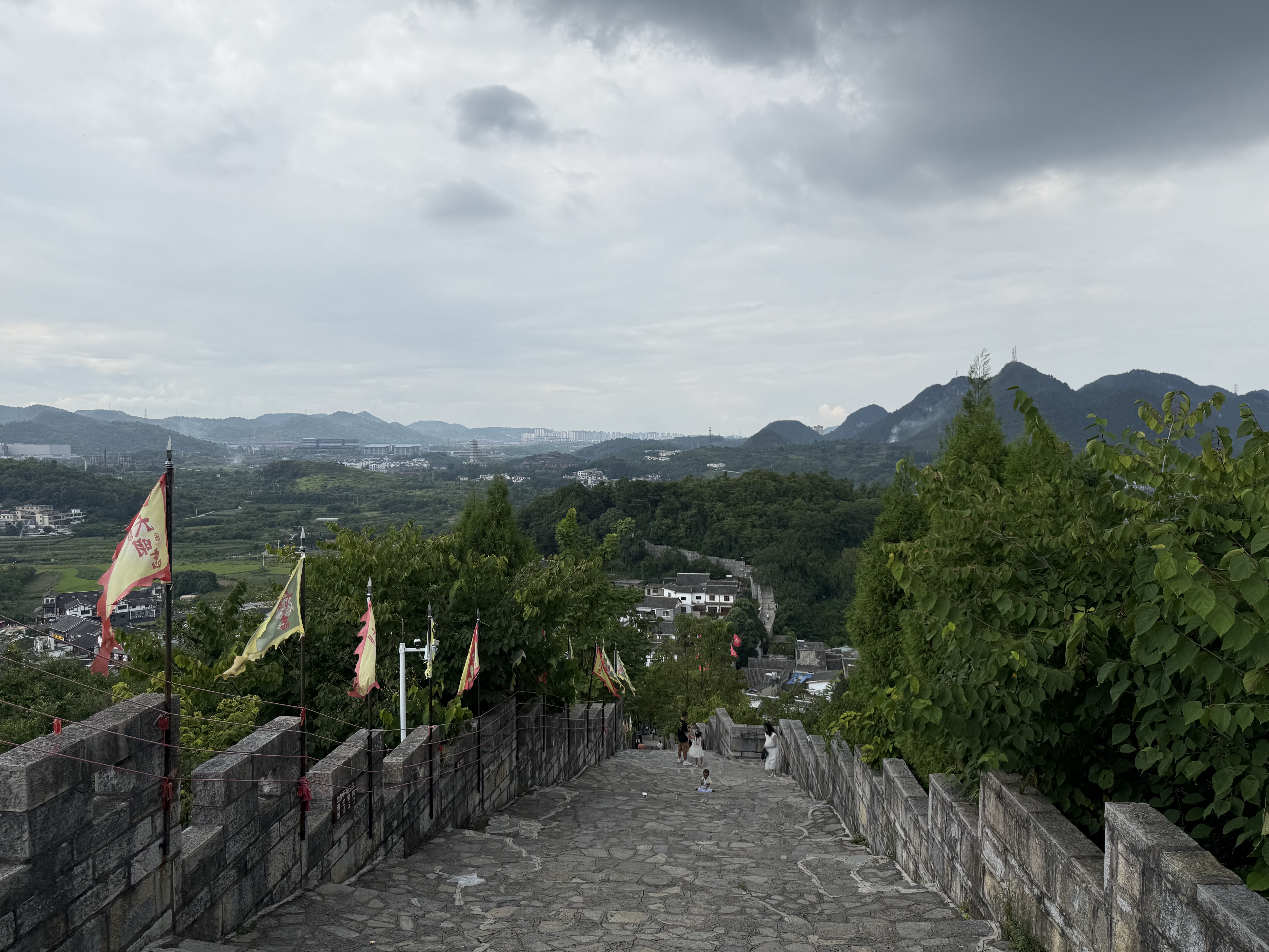 Les remparts en pierre de Qingyan, avec des collines verdoyantes au loin.