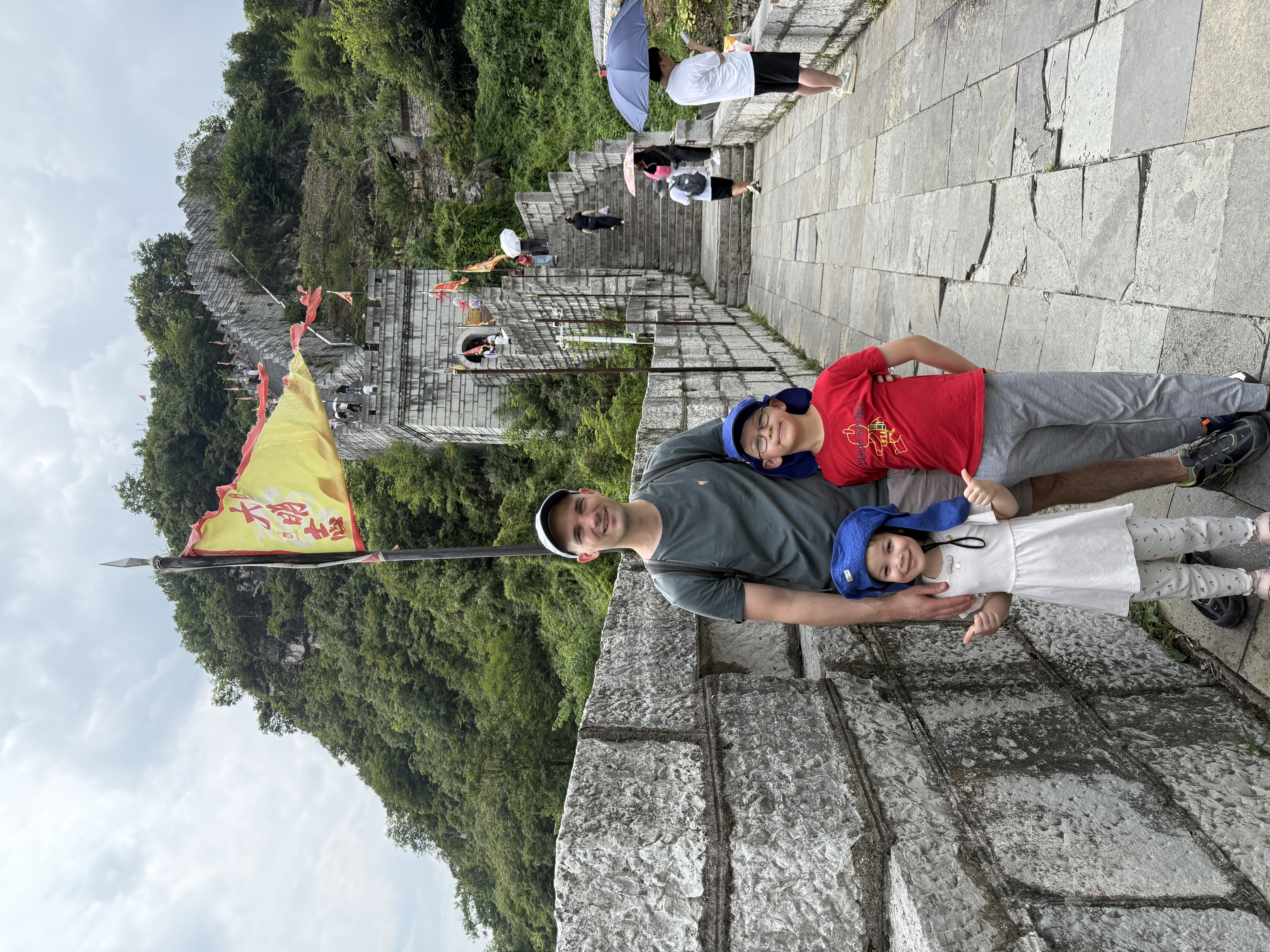 Mes enfants et moi sur les remparts de Qingyan.