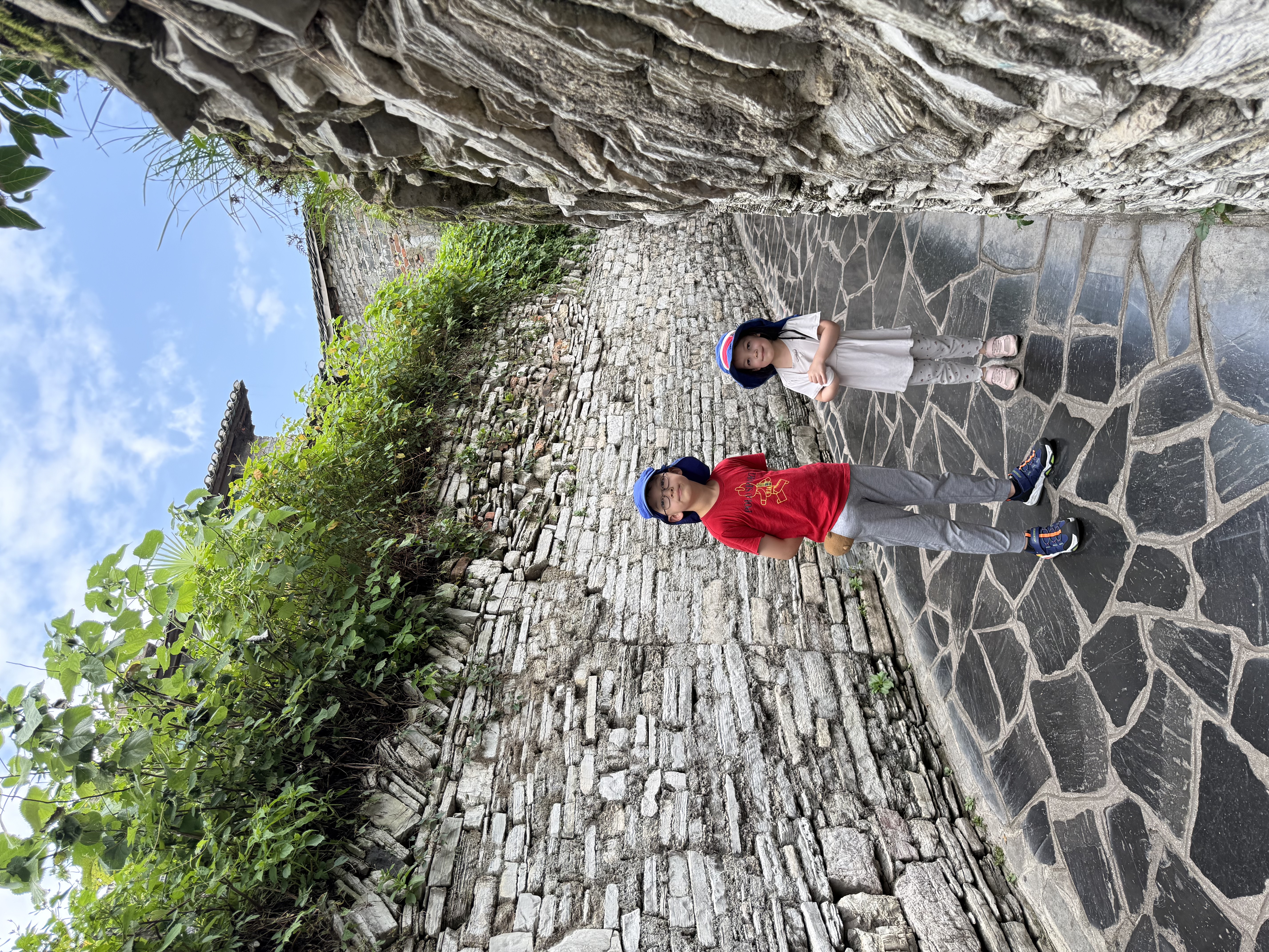 Nos enfants dans une étroite ruelle pavée de la vieille ville de Qingyan.