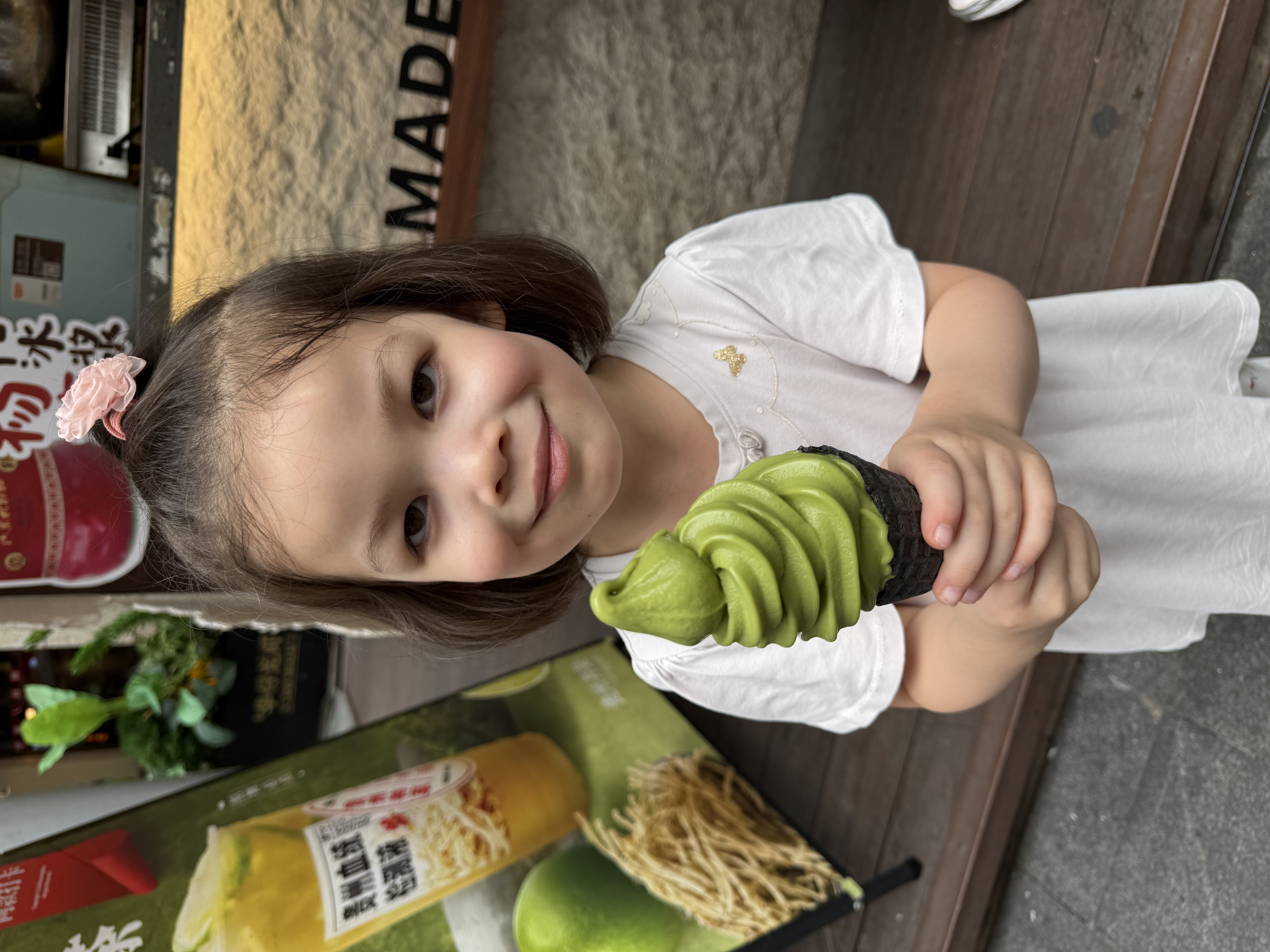 Notre fille avec sa glace au matcha pendant notre journée plus calme en ville.